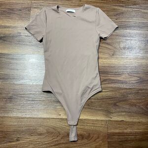 Aritzia Babaton Bodysuit Short Sleeve Seamless Crew Neck Womens Size XS Brown
